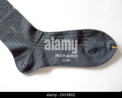 Chaussettes Yves Saint Laurent. Yves Saint Laurent YSL (également connu sous le nom de Saint Laurent Paris) est une maison de mode de luxe fondée par Yves Saint Laurent. Banque D'Images