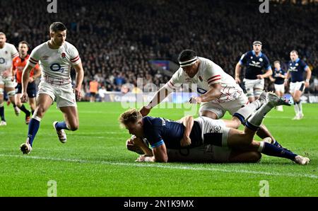 Twickenham. Royaume-Uni. 04 février 2023. Angleterre V Ecosse, coupe Culcutta, Guinness 6 nations. Stade de Twickenham. Twickenham. Duhan van der Merwe (Écosse) plonge pour marquer le match de rugby de la coupe Culcutta dans les nations Guinness 6, contre Mako Vunipola (Angleterre) et Ben Youngs (Angleterre, gauche). Banque D'Images