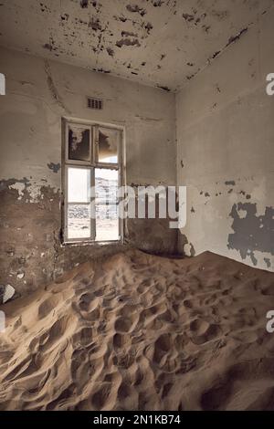 Une salle à sable à Kolmanskop Ghost Town, Namibie. Banque D'Images