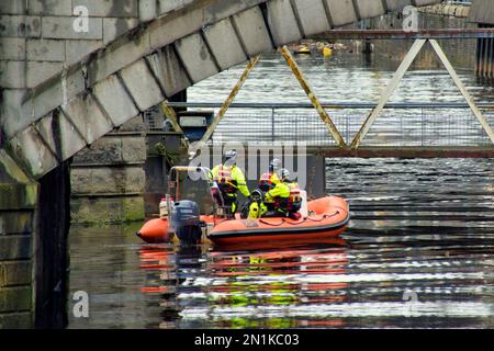 Glasgow, Écosse, Royaume-Uni 6th février 2023. River Clyde recherche comme un sanglier scrute la région sous le pont du roi George v sur le Broomielaw . Crédit Gerard Ferry/Alay Live News Banque D'Images