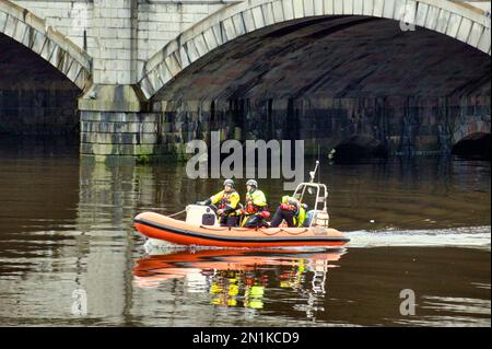 Glasgow, Écosse, Royaume-Uni 6th février 2023. River Clyde recherche comme un sanglier scrute la région sous le pont du roi George v sur le Broomielaw . Crédit Gerard Ferry/Alay Live News Banque D'Images