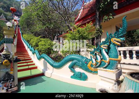 KANCHANABURI, THAÏLANDE - 19 MARS 2018 Wat Ban Tham le temple de la tête du dragon Banque D'Images