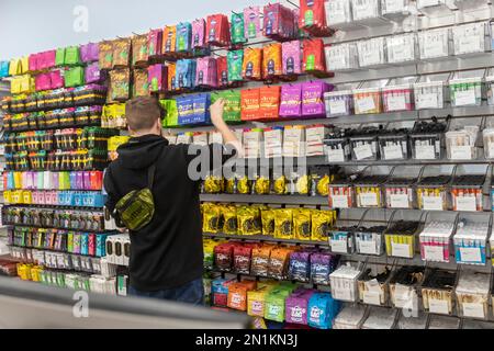 Detroit, Michigan - Un travailleur choisit des momies de cannabis pour un client de Cloud Cannabis, qui vend du cannabis à des clients récréatifs et médicaux. Banque D'Images