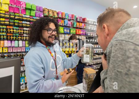 Detroit, Michigan - Un vendeur présente des produits de cannabis dans un magasin Cloud Cannabis, qui sert les clients récréatifs et médicaux. Banque D'Images