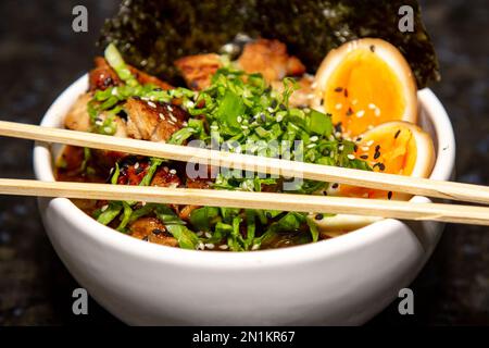 Ramen oriental traditionnel servi dans un style classique Banque D'Images