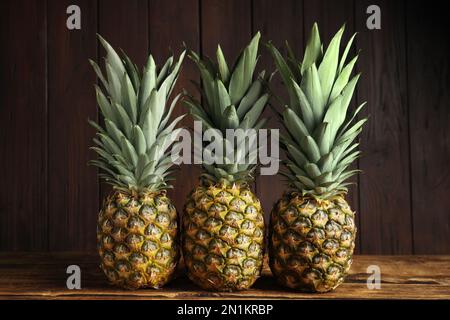 Ananas frais mûr juteux sur une table en bois Banque D'Images