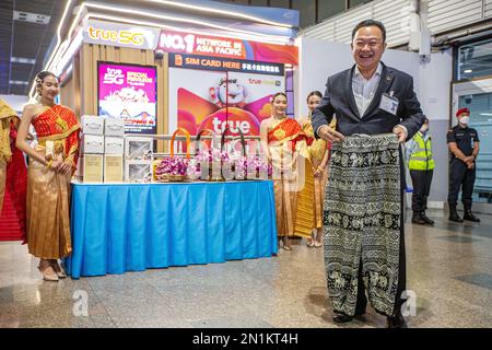 Bangkok, Thaïlande. 6th févr. 2023. Yuthasak Supasorn, gouverneur de l'Office du tourisme de Thaïlande (TAT), présente un cadeau pour les touristes chinois à l'aéroport international Don Mueang à Bangkok, Thaïlande, le 6 février 2023. POUR ALLER AVEC 'la Thaïlande accueille 1st groupes de tournée chinois en 3 ans' crédit: Wang Teng/Xinhua/Alamy Live News Banque D'Images