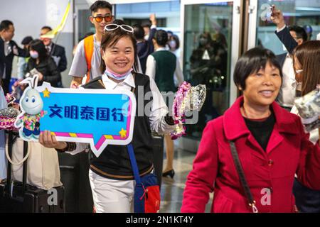 Bangkok, Thaïlande. 6th févr. 2023. Les touristes chinois arrivent à l'aéroport international Don Mueang à Bangkok, Thaïlande, le 6 février 2023. POUR ALLER AVEC 'la Thaïlande accueille 1st groupes de tournée chinois en 3 ans' crédit: Wang Teng/Xinhua/Alamy Live News Banque D'Images