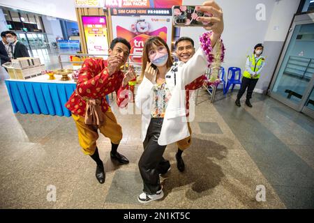 Bangkok, Thaïlande. 6th févr. 2023. Un touriste chinois prend un selfie avec des membres du personnel thaïlandais à l'aéroport international Don Mueang à Bangkok, Thaïlande, le 6 février 2023. POUR ALLER AVEC 'la Thaïlande accueille 1st groupes de tournée chinois en 3 ans' crédit: Wang Teng/Xinhua/Alamy Live News Banque D'Images