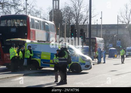 Londres, Royaume-Uni, 6 février 2022 : le centre de Brixton est fermé à la circulation après une mort piétonne à la jonction de Brixton Hill et Coldport Lane. Un camion HGV a frappé l'homme et ne s'est pas arrêté, mais a été plus tard appréhendé par la police. De nombreuses lignes de bus sont perturbées et un air calme et solennel envahit le chemin Brixton, normalement animé. La police a déclaré localement que les fermetures de routes étaient peu susceptibles d'être autorisées avant 6pm. Anna Watson/Alay Live News Banque D'Images