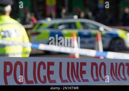 Londres, Royaume-Uni, 6 février 2022 : le centre de Brixton est fermé à la circulation après une mort piétonne à la jonction de Brixton Hill et Coldport Lane. Un camion HGV a frappé l'homme et ne s'est pas arrêté, mais a été plus tard appréhendé par la police. De nombreuses lignes de bus sont perturbées et un air calme et solennel envahit le chemin Brixton, normalement animé. La police a déclaré localement que les fermetures de routes étaient peu susceptibles d'être autorisées avant 6pm. Anna Watson/Alay Live News Banque D'Images