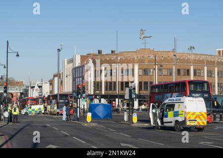 Londres, Royaume-Uni, 6 février 2022 : le centre de Brixton est fermé à la circulation après une mort piétonne à la jonction de Brixton Hill et Coldport Lane. Un camion HGV a frappé l'homme et ne s'est pas arrêté, mais a été plus tard appréhendé par la police. De nombreuses lignes de bus sont perturbées et un air calme et solennel envahit le chemin Brixton, normalement animé. La police a déclaré localement que les fermetures de routes étaient peu susceptibles d'être autorisées avant 6pm. Anna Watson/Alay Live News Banque D'Images