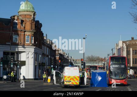 Londres, Royaume-Uni, 6 février 2022 : le centre de Brixton est fermé à la circulation après une mort piétonne à la jonction de Brixton Hill et Coldport Lane. Un camion HGV a frappé l'homme et ne s'est pas arrêté, mais a été plus tard appréhendé par la police. De nombreuses lignes de bus sont perturbées et un air calme et solennel envahit le chemin Brixton, normalement animé. La police a déclaré localement que les fermetures de routes étaient peu susceptibles d'être autorisées avant 6pm. Anna Watson/Alay Live News Banque D'Images