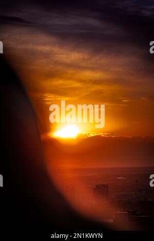 Une photo verticale du coucher de soleil spectaculaire Banque D'Images