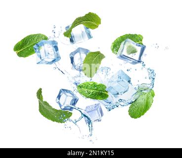 Glaçons et feuilles de menthe verte avec éclaboussures d'eau sur fond blanc Banque D'Images