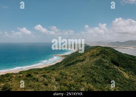 Der Aussichtspunkt Mirante da Boa Vista - Florianoplis. Wunderschöner Blick über tropischen Wald aufs Meer und einem Voir. 2 Banque D'Images