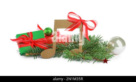 Note de musique en bois avec branches de sapin et décoration de Noël sur fond blanc Banque D'Images