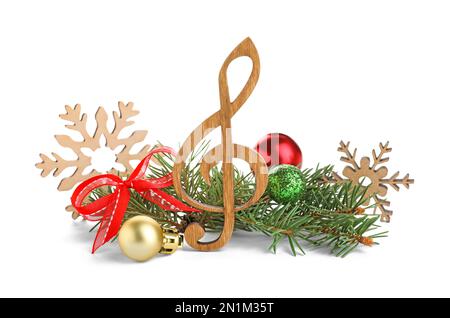 Note de musique en bois avec branches de sapin et décoration de Noël sur fond blanc Banque D'Images