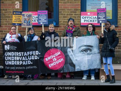 6 février 2023, Londres, Angleterre, Royaume-Uni : les infirmières sont vues sur une ligne de piquetage à l'extérieur de l'hôpital Guy's, alors que des dizaines de milliers d'infirmières et d'ambulanciers sont en grève dans le plus grand geste de l'histoire du NHS au sujet des salaires et des conditions. (Credit image: © Tayfun Salci/ZUMA Press Wire) USAGE ÉDITORIAL SEULEMENT! Non destiné À un usage commercial ! Banque D'Images