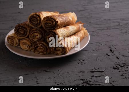 crêpes photo frites sur une poêle laissez-vous bien sur une assiette sur un fond hétérogène Banque D'Images