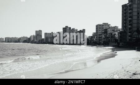 Un paysage urbain d'un ancien complexe hôtelier de luxe abandonné sur la plage dans le nord de Chypre Banque D'Images