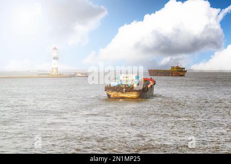 Le vieux bateau de pêche de la Chine s'est rendu en mer depuis le fleuve Huangpu Banque D'Images