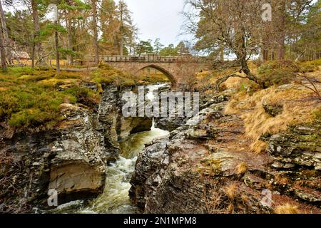 Braemar Scotland Linn of Dee Bridge en granit rose ouvert par la reine Victoria en 1857 Banque D'Images