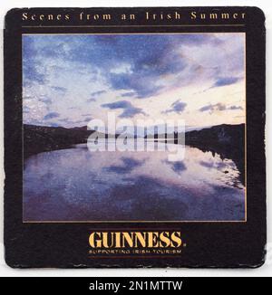 Allemagne. 03rd févr. 2023. Dessous de verre en carton d'époque avec logo Guinness. Guinness est une marque de bière appartenant à Diageo, qui faisait partie à l'origine de la société irlandaise Arthur Guinness son & Co, fondée en 1759. La bière Guinness est la bière irlandaise la plus célèbre et la plus consommée, qui est devenue une légende et la marque la plus populaire d'Irlande. (Photo par Igor Golovniov/SOPA Images/Sipa USA) crédit: SIPA USA/Alay Live News Banque D'Images