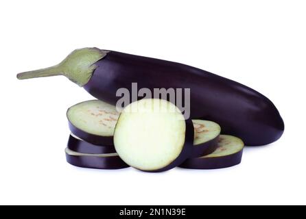 Coupez et coupez des aubergines entières fraîches et mûres sur fond blanc Banque D'Images