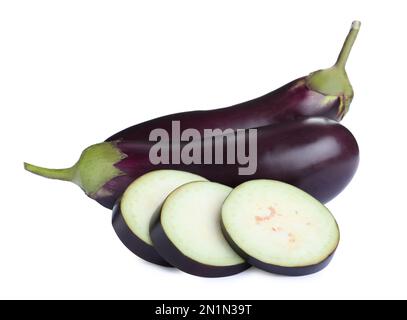 Coupez et coupez des aubergines entières fraîches et mûres sur fond blanc Banque D'Images