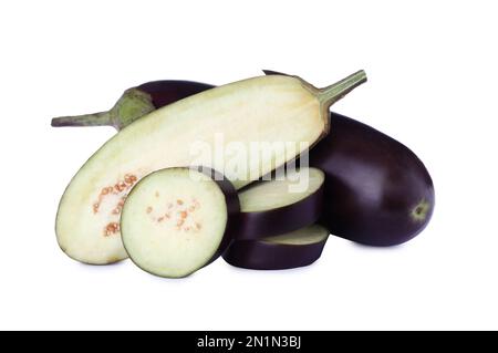 Coupez et coupez des aubergines entières fraîches et mûres sur fond blanc Banque D'Images