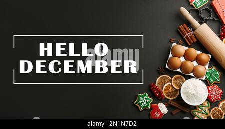 Carte de vœux Hello December. Composition de plat avec biscuits de Noël faits maison et ingrédients sur table noire Banque D'Images