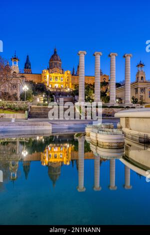 Le Palais National sur la montagne Montjuic à Barcelone au crépuscule Banque D'Images