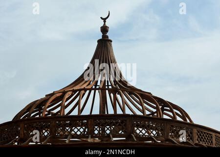 Un ancien balcon de pergola en bois avec vue panoramique sur la ville du Caire depuis la Citadelle du Caire ou la Citadelle de Saladin, une fortification médiévale de l'ère islamique Banque D'Images