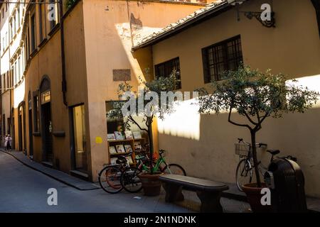 Bicyclettes se penchant contre le banc dans la rue à Florence Banque D'Images