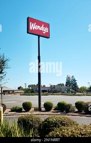 Un panneau Wendy's dans un parc de vente au détail sur une autoroute. Banque D'Images