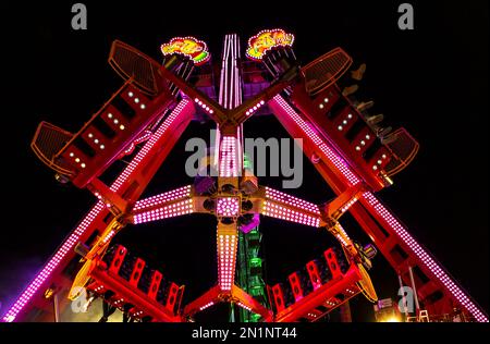 vue spectaculaire du parcours de foire illuminé depuis le bas Banque D'Images