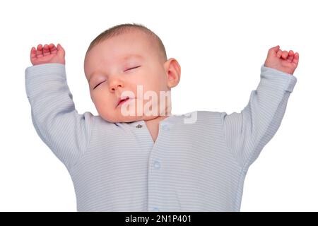 Le bébé dort dans une posture en forme d'étoile avec ses bras écartés sur un lit d'enfant, isolé sur un fond blanc. Enfant de trois mois Banque D'Images