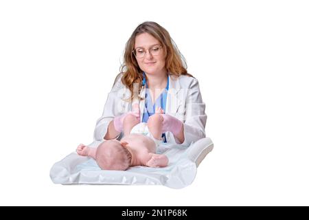 Le médecin fait de la gymnastique et des massages à un nouveau-né, isolé sur fond blanc. Infirmière en uniforme faisant des exercices d'échauffement à l'enfant. Enfant A. Banque D'Images