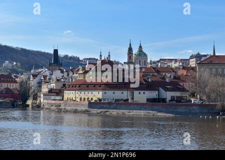 Le célèbre pont Charles de Prague (Karluv Most) et la tour du pont de la vieille ville au coucher du soleil, en Tchéquie. Banque D'Images