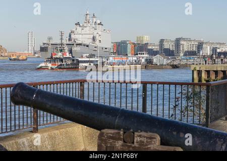 Londres, Royaume-Uni. 6th février 2023. Navire de guerre de la marine néerlandaise HNLMS Rotterdam quittant Greenwich après une journée de visite au large de la Tamise à Londres Greenwich. C'est un navire de guerre amphibie de la Royal Netherlands Navy. Crédit : glosszoom/Alamy Live News Banque D'Images