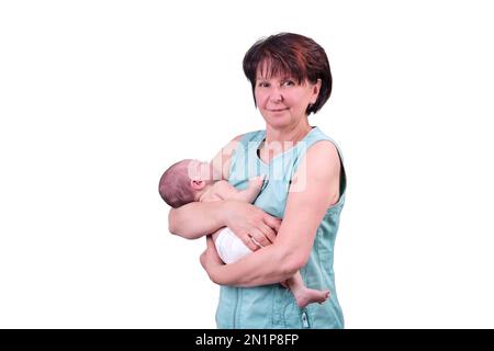 Une grand-mère tient un nouveau-né dans les bras, une photo en studio, isolée sur un fond blanc. Enfant de 0 mois Banque D'Images