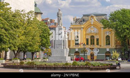 Subotica, Serbie - 01 août 2022 : Empereur Tzar Jovan Nenad Monument en pierre de marbre à la place de la liberté dans le centre-ville jour d'été. Banque D'Images