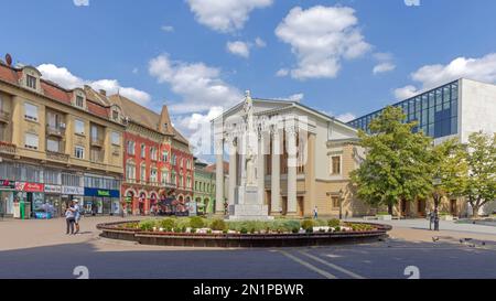 Subotica, Serbie - 01 août 2022: Théâtre national et monument Jovan Nenad à la place de la liberté Journée chaude d'été. Banque D'Images