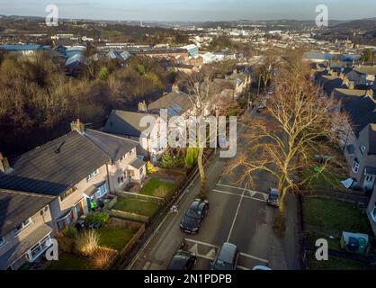 NOTE DE LA RÉDACTION: Numéro de maison pixelated par PA Media Picture Desk Un policier se tient à l'extérieur d'une propriété à Walpole Road, Huddersfield, West Yorkshire, où une femme a été arrêtée sur la base d'une suspicion de tentative de meurtre, après que quatre personnes, dont trois enfants, ont été trouvés grièvement blessés. Les agents ont été appelés à l'adresse vers 8am après avoir reçu un rapport de préoccupation du service d'ambulance. Date de la photo: Lundi 6 février 2023. Banque D'Images