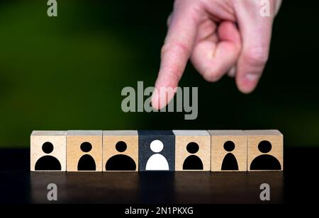 Le doigt pointe sur une personne. Symbole pour trouver la bonne personne pour un travail. Banque D'Images