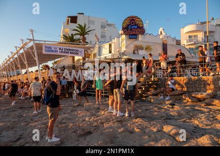 Les photos montrent la célèbre bande de coucher de soleil d'Ibiza à San Antonio a de nouveau rempli de touristes cette semaine ( juillet 2022 ) après avoir eu des restrictions Covid dedans Banque D'Images