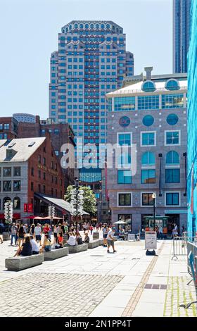 Boston Financial District: Coloré 75 State Street, vu ici de Faneuil Hall Square, est un gratte-ciel art déco moderne (1988). Banque D'Images
