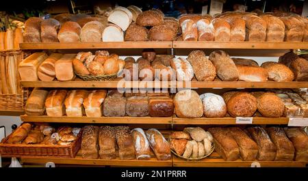 Pays-Bas, étagères d'une boulangerie avec de nombreux types de pain. Banque D'Images