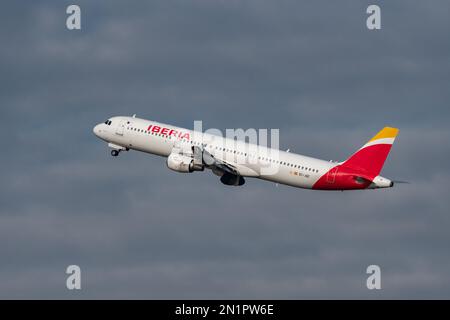 Zurich, Suisse, 20 janvier, 2023 Iberia Airbus A321-212 décollage de la piste 28 Banque D'Images